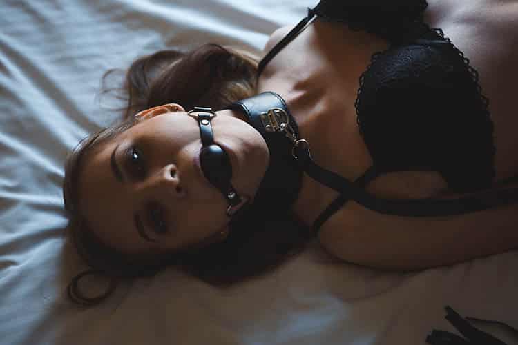 Auf BDSM-Dating-Seiten findest du auch devote Frauen, Subs und Sklavinnen