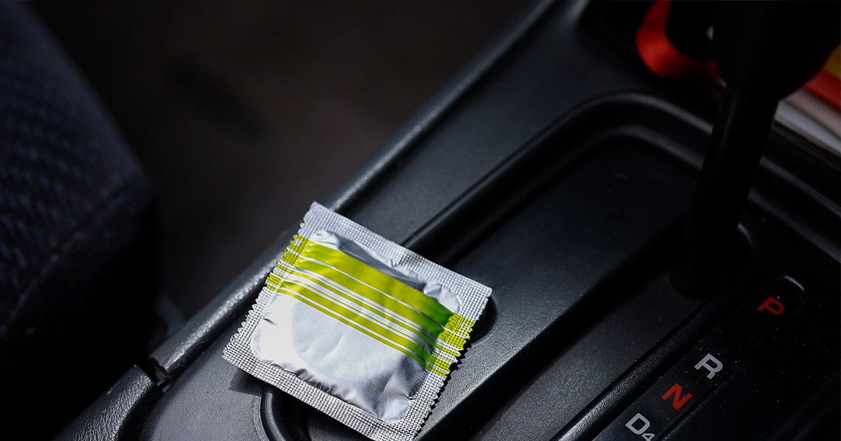 Bei deinen Parkplatzdates solltest du immer mit einem Kondom oder einem Frauenkondom verhüten
